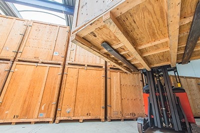 Beveiligde inboedelopslag met houten opslagkisten