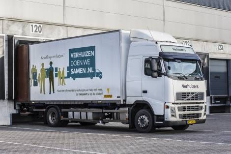 Vrachtwagen van Verhuizen doen we Samen bij het laaddock