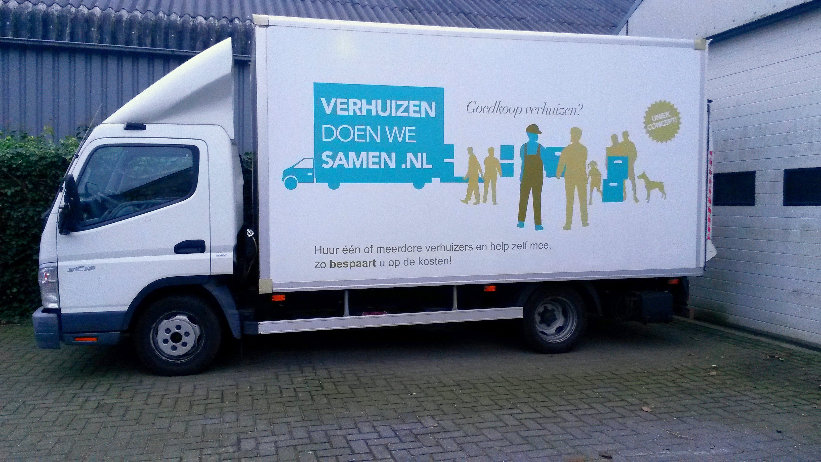 Bakwagen van 20 kuub met bestickering van Verhuizen doen we Samen