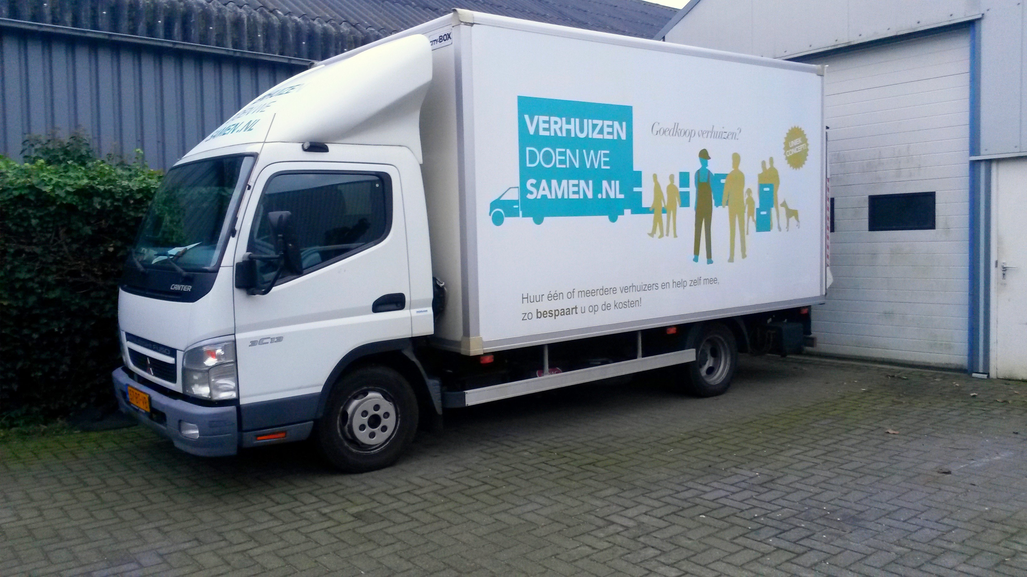 Mitsubishi Canter bakwagen van Verhuizen doen we Samen, schuin van voren