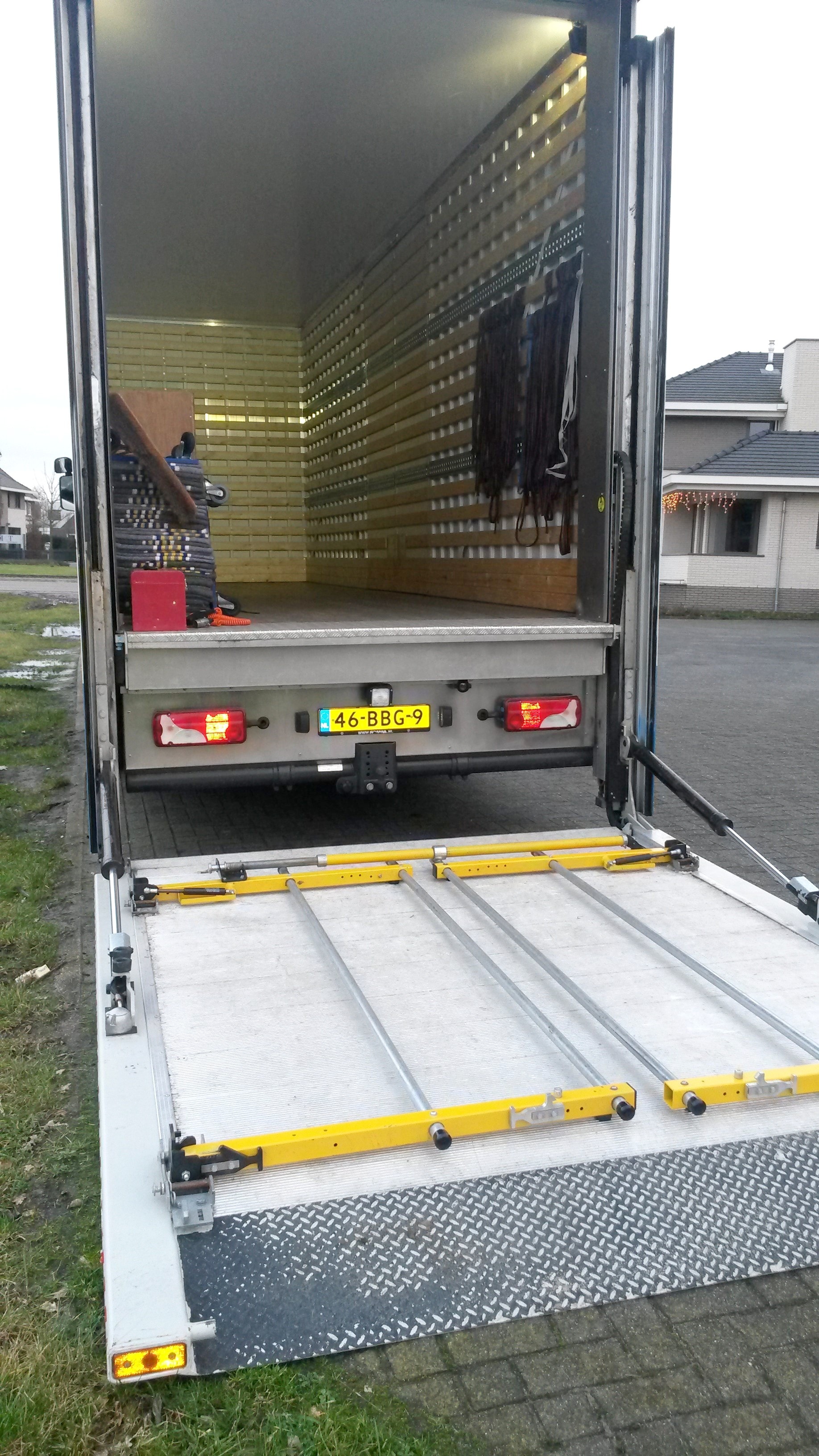Laadklep van de verhuiswagen met verhuisdekens klaar voor gebruik