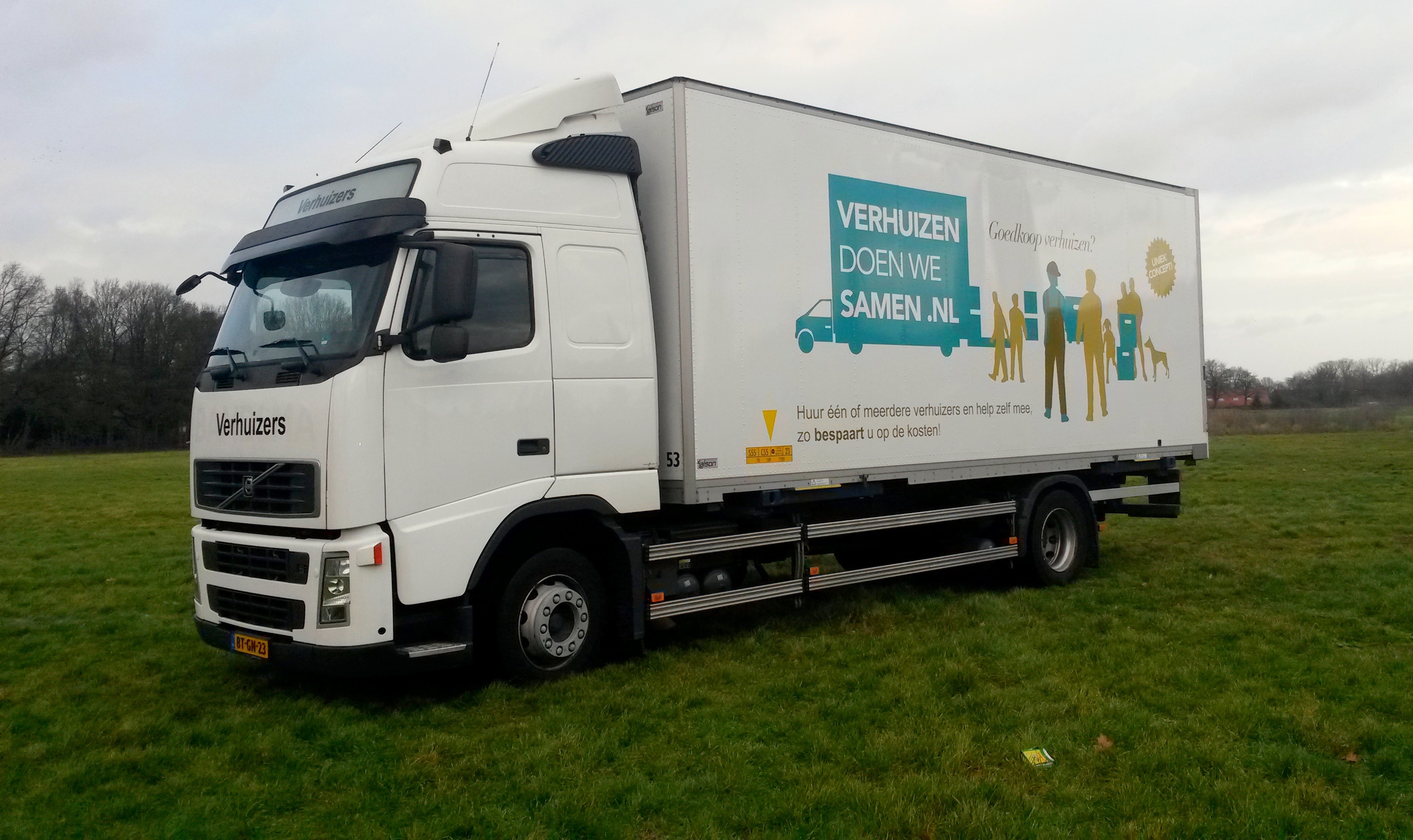 Verhuiswagen van Verhuizen doen we Samen klaar voor een verhuizing