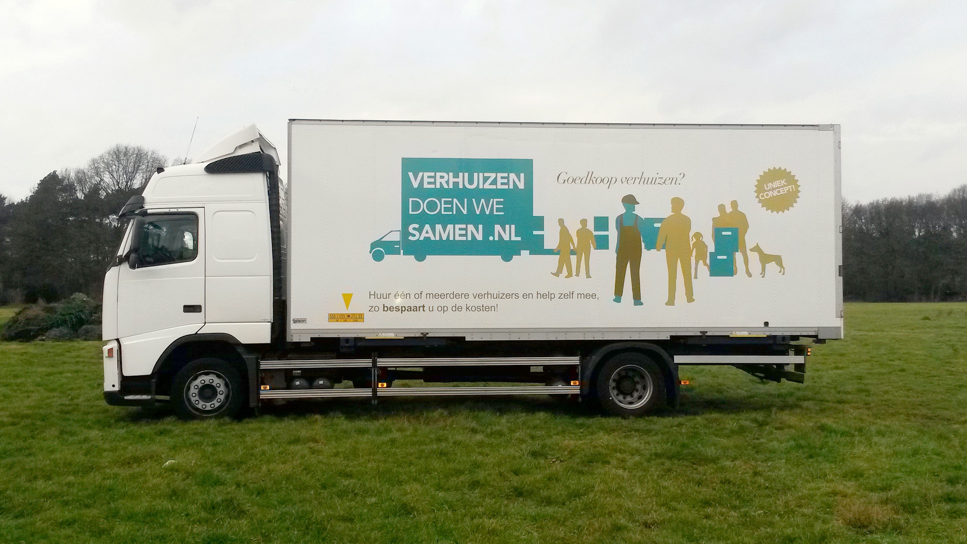 Zijkant van de Volvo vrachtwagen met de bestickering van Verhuizen doen we Samen
