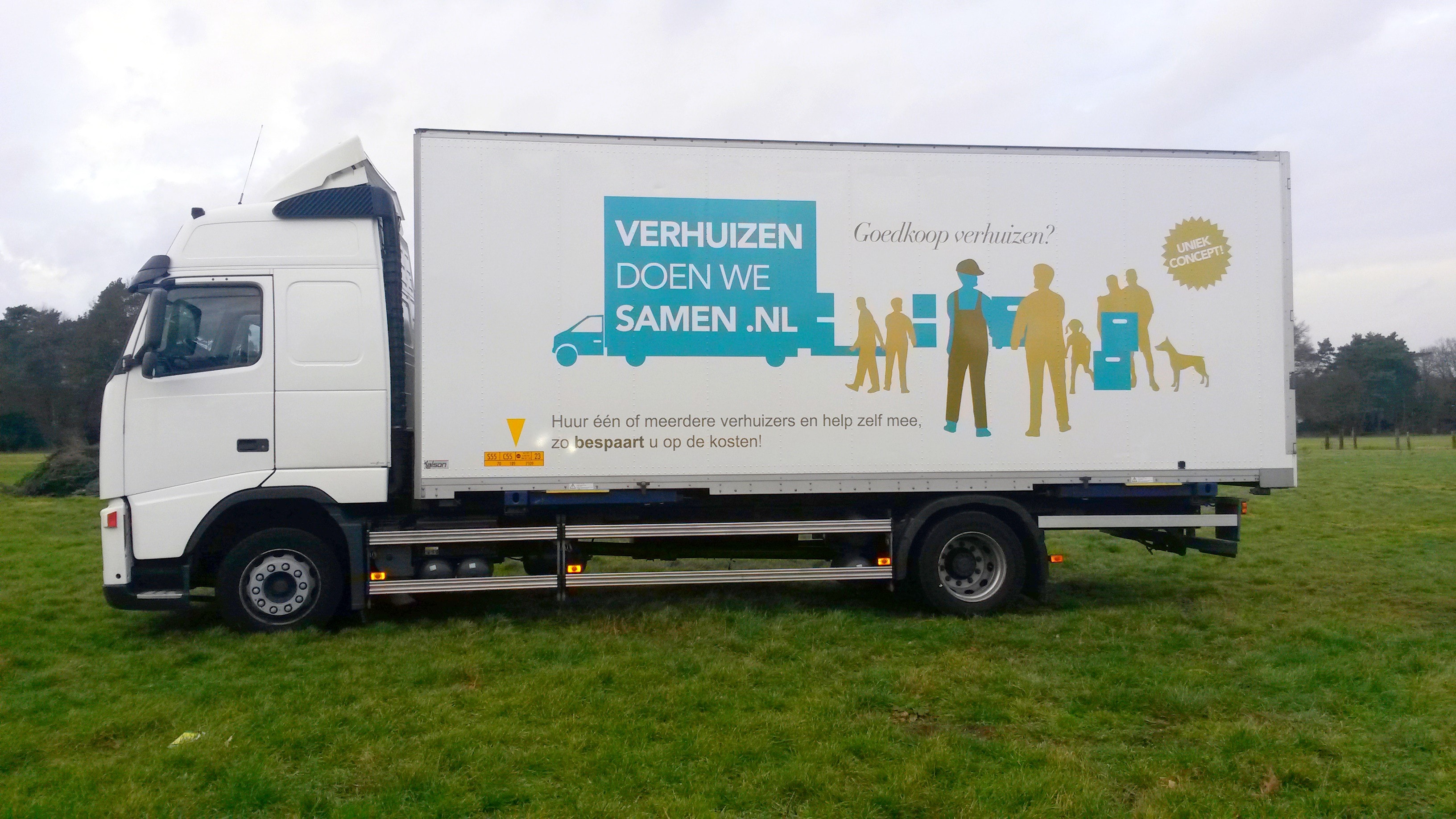 Volledige zijkant van de grote verhuiswagen