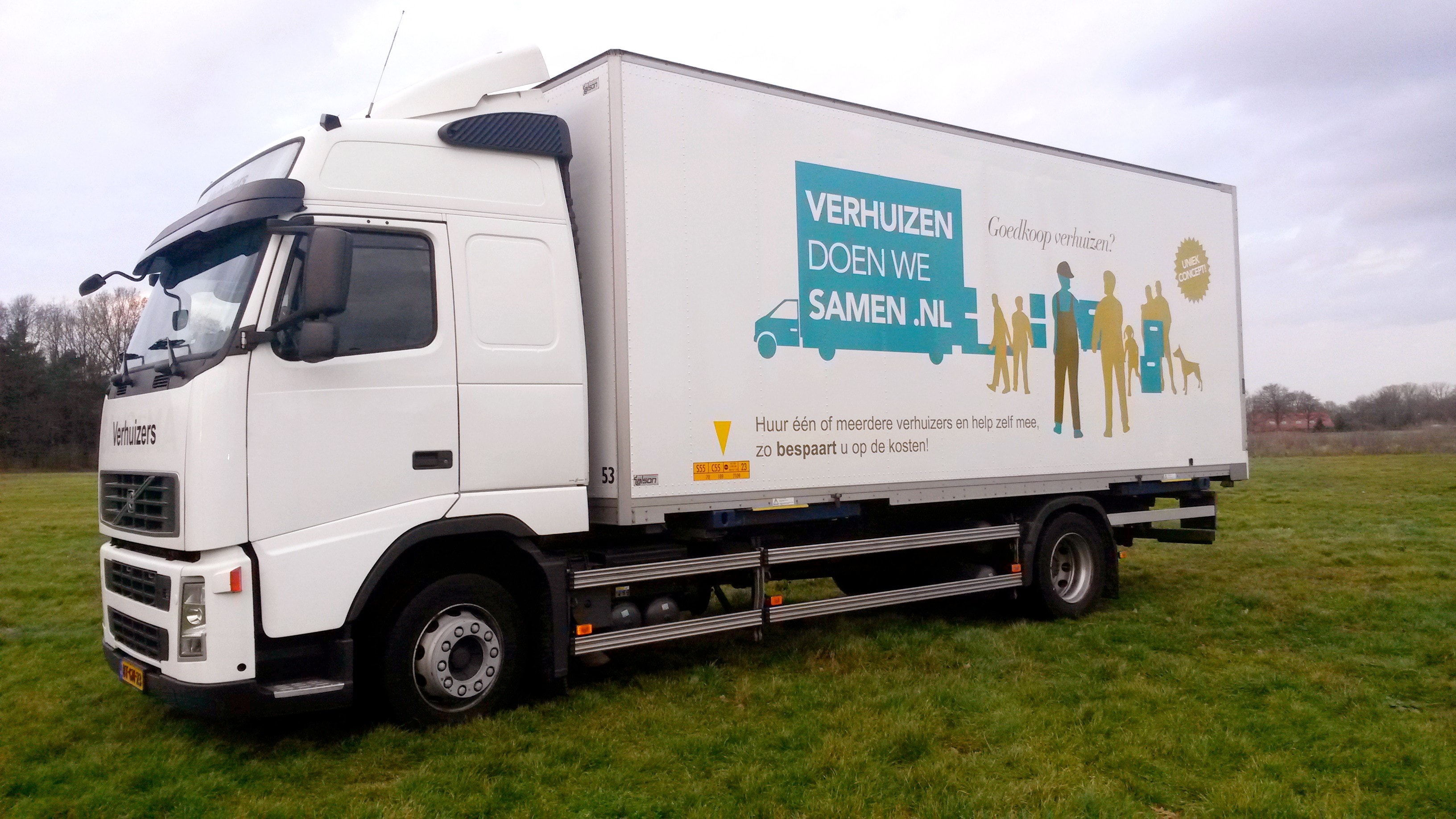 Volvo vrachtwagen van Verhuizen doen we Samen met bestickering