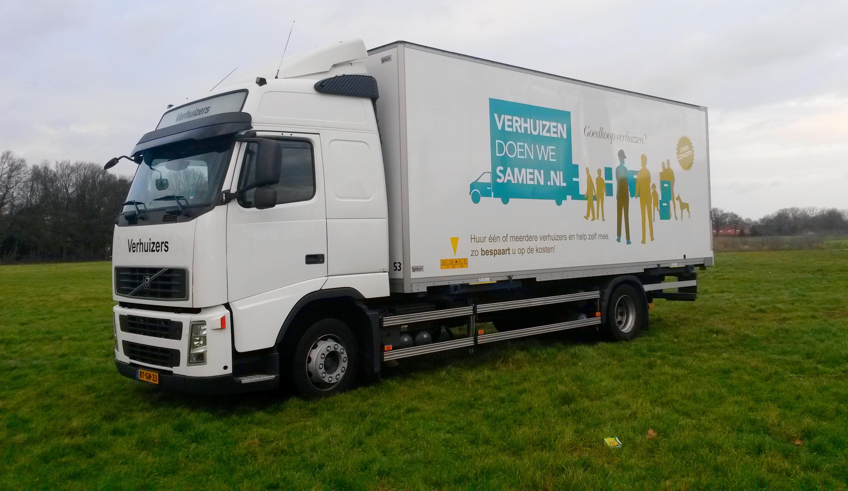 Volvo vrachtwagen van Verhuizen doen we Samen, schuin van voren