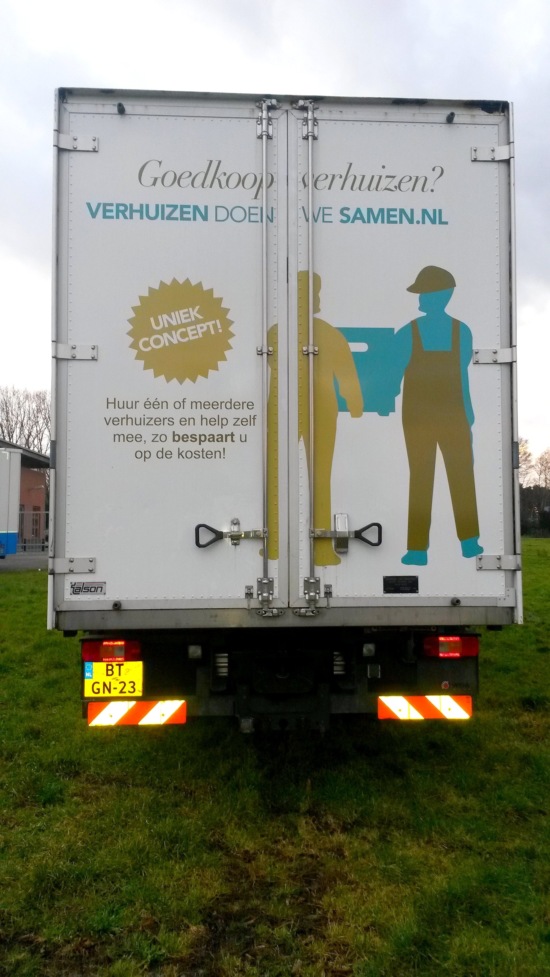 Achterkant van de vrachtwagen met verhuizers-artwork op de deuren