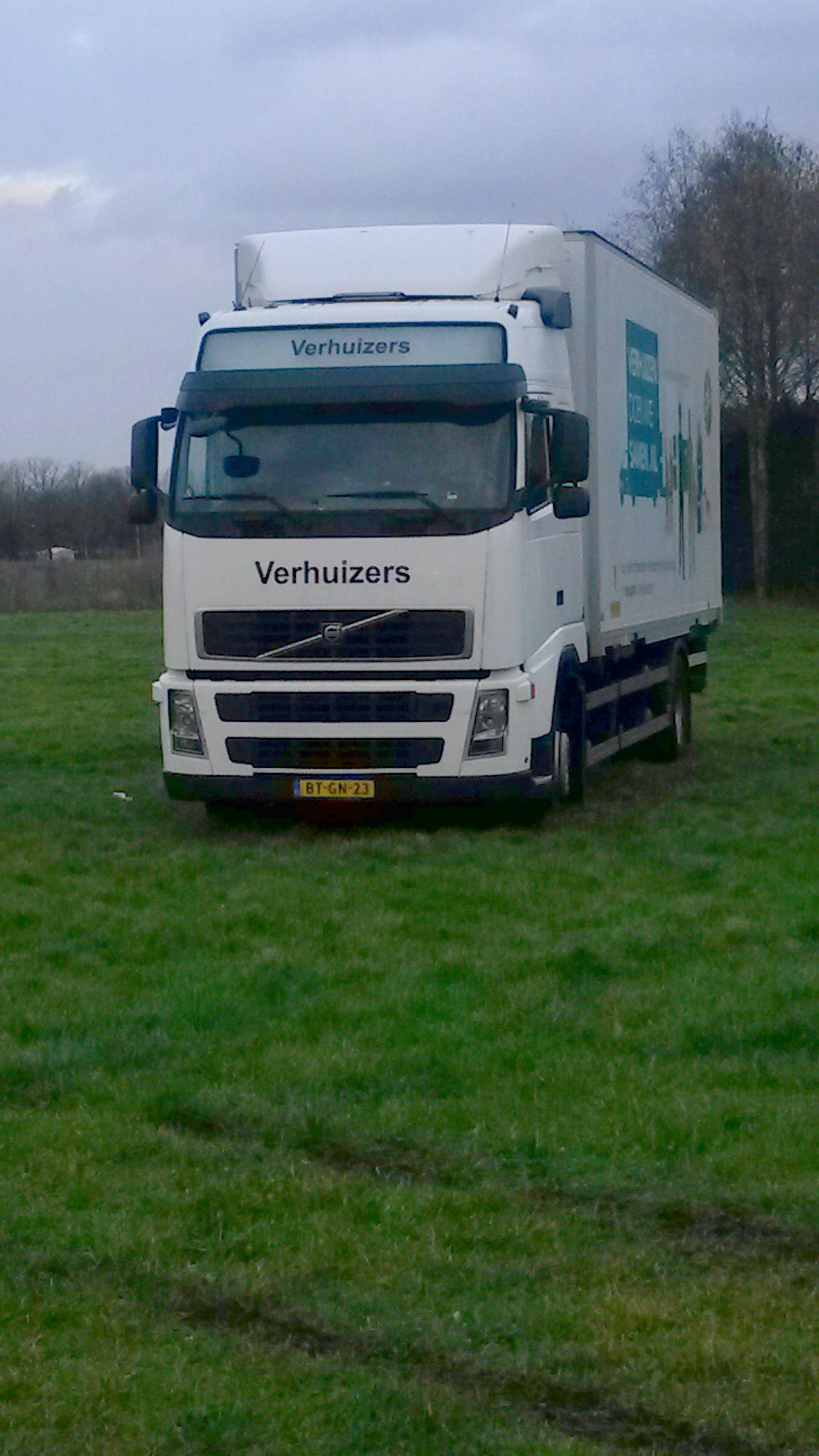 Volvo verhuiswagen recht van voren