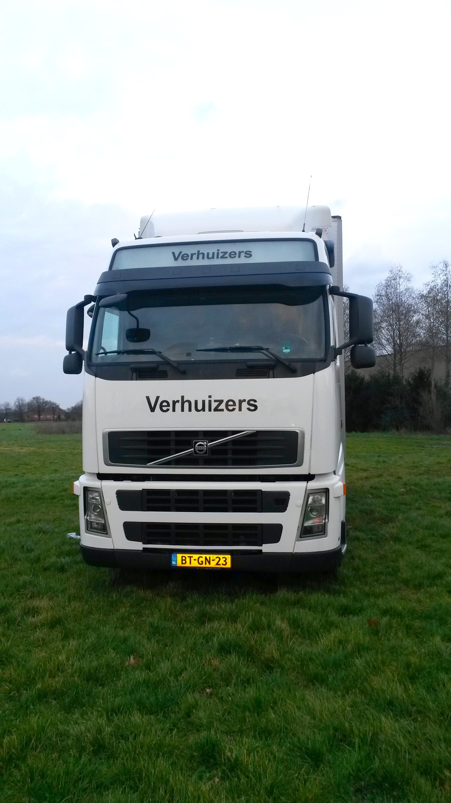 Voorkant van de Volvo verhuiswagen met Verhuizers-opschrift